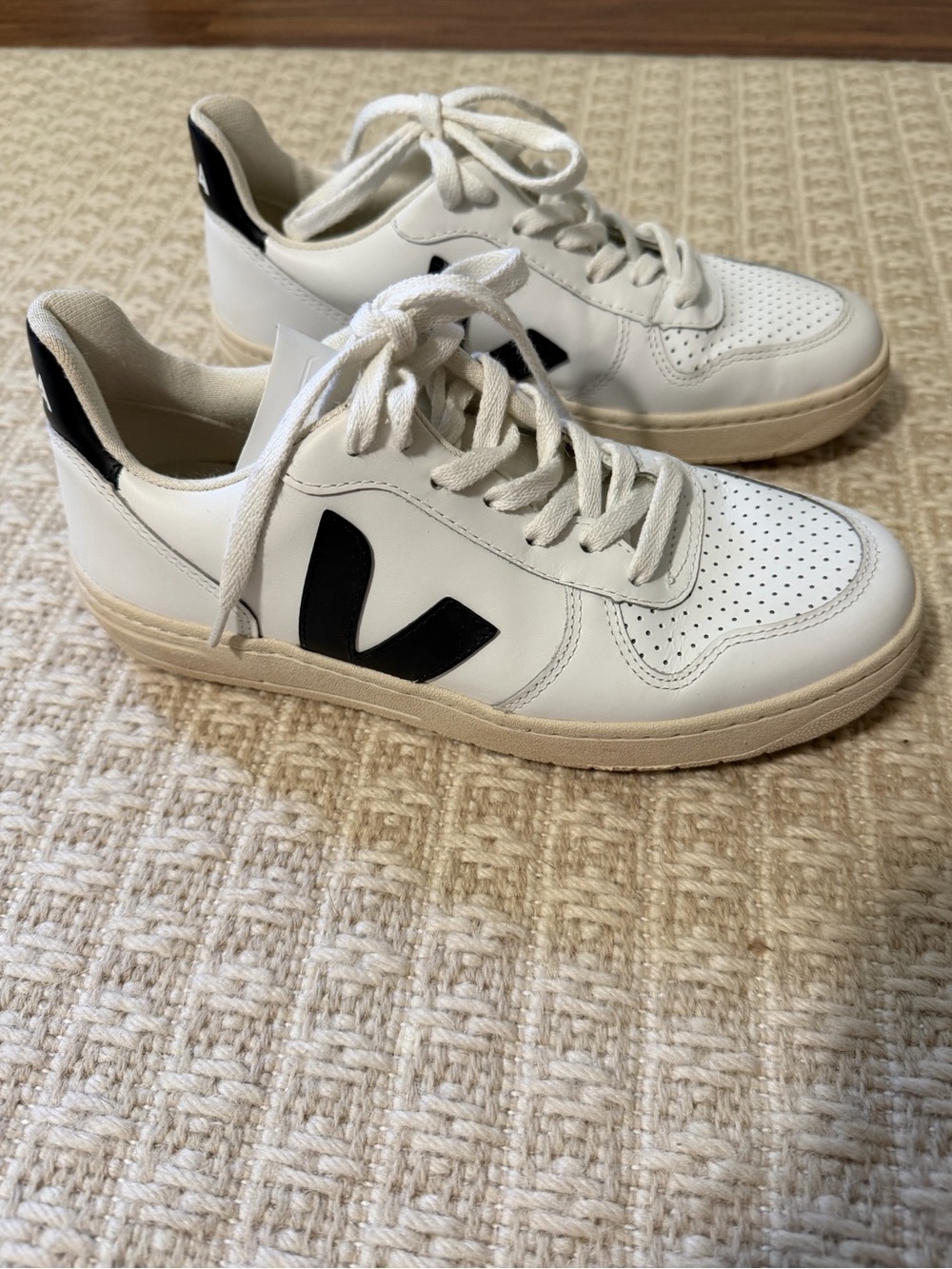 Veja Women's V-10 Leather Sneakers - Picture 11 of 16